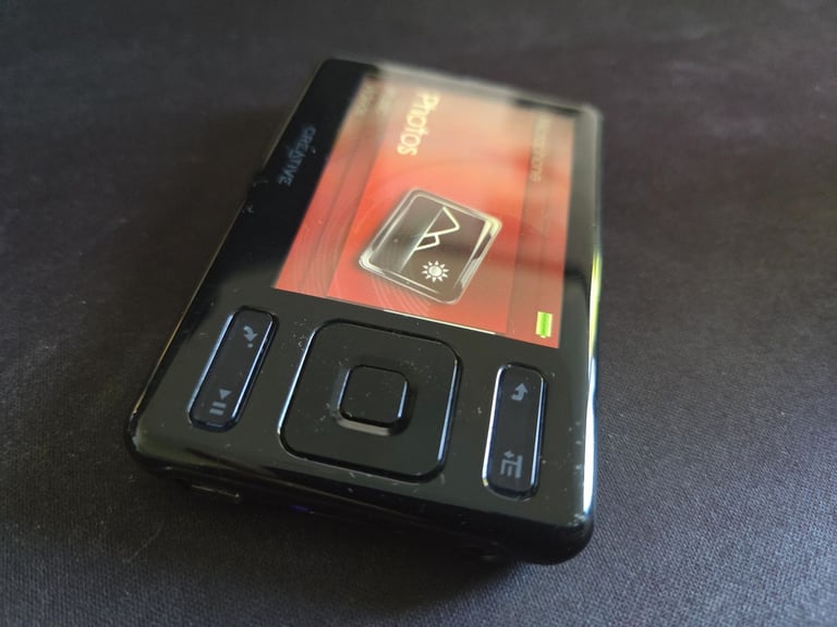 Creative Zen 8GB Black MP3 FM Radio Audio Video Player + Accessories Bundle