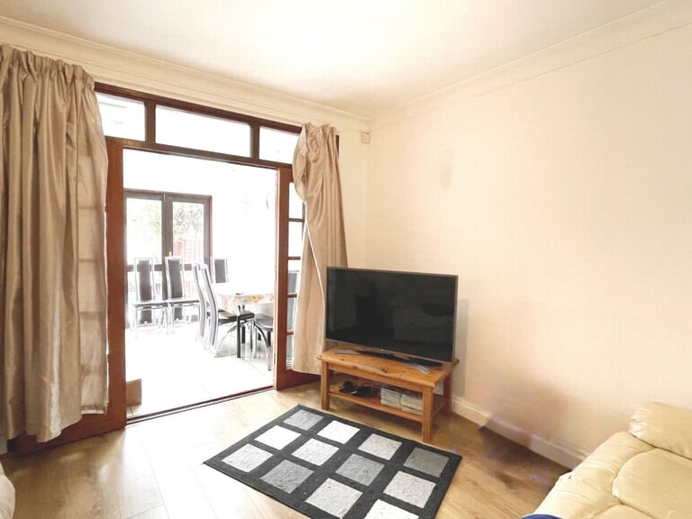 5 bed semi-detached house to rent The Vale, Cricklewood NW11 - Available Now