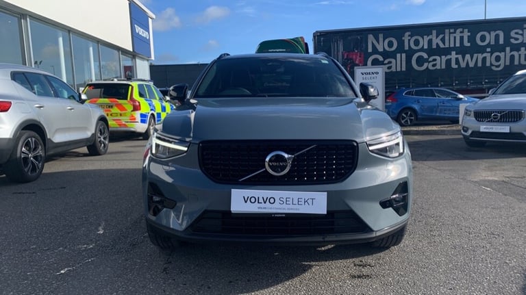 2023 Volvo XC40 Ultimate, B4 mild hybrid, Petrol, Dark ESTATE N/A Automatic