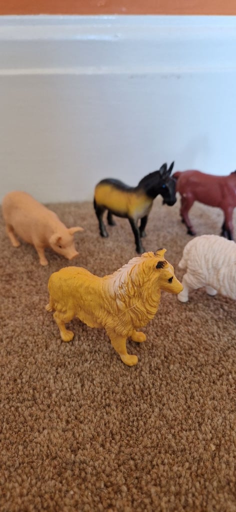  6 PLASTIC FARM ANIMALS. ALL IN EXCELLENT CONDITION.