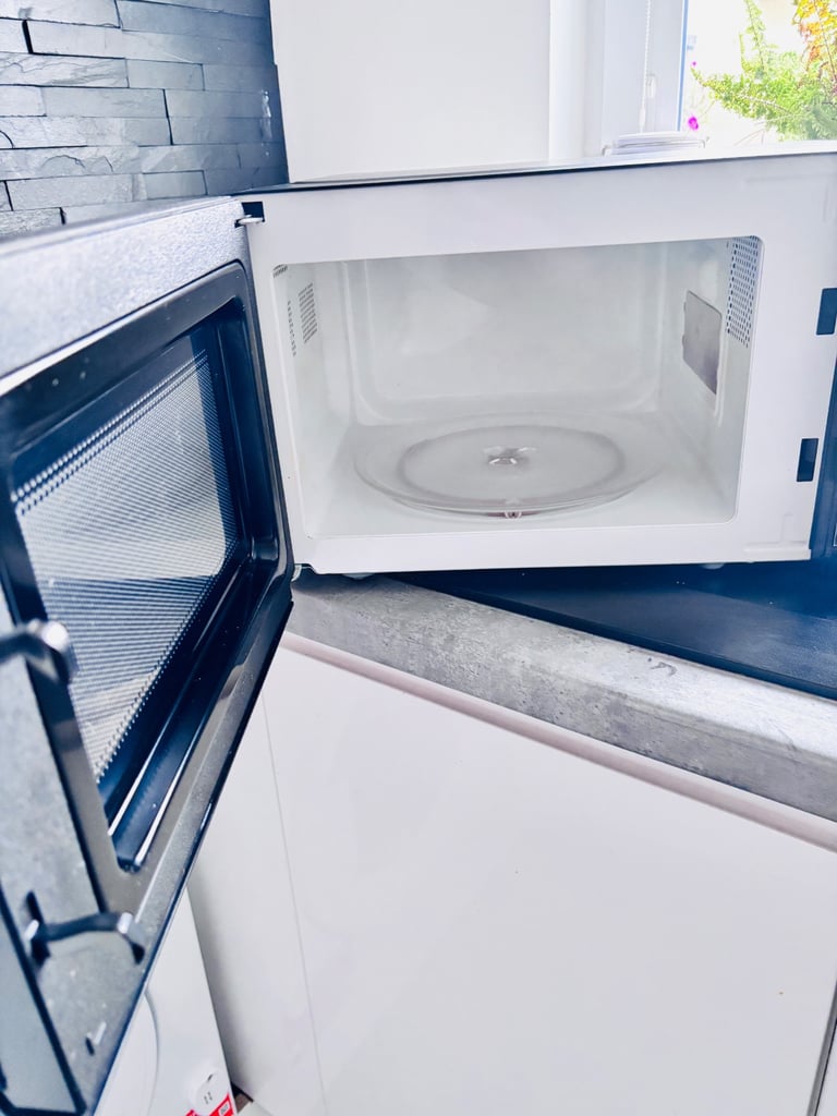 Black , fully working microwave 