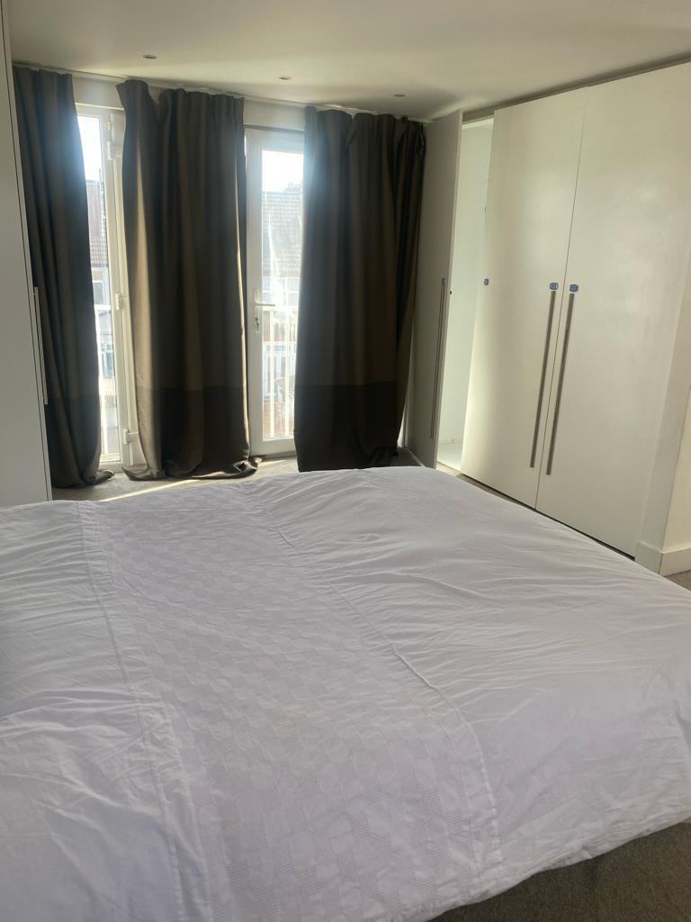 Ensuite Large Double Room £215 in the beautiful and scenic location of Croydon. All Bills Included.