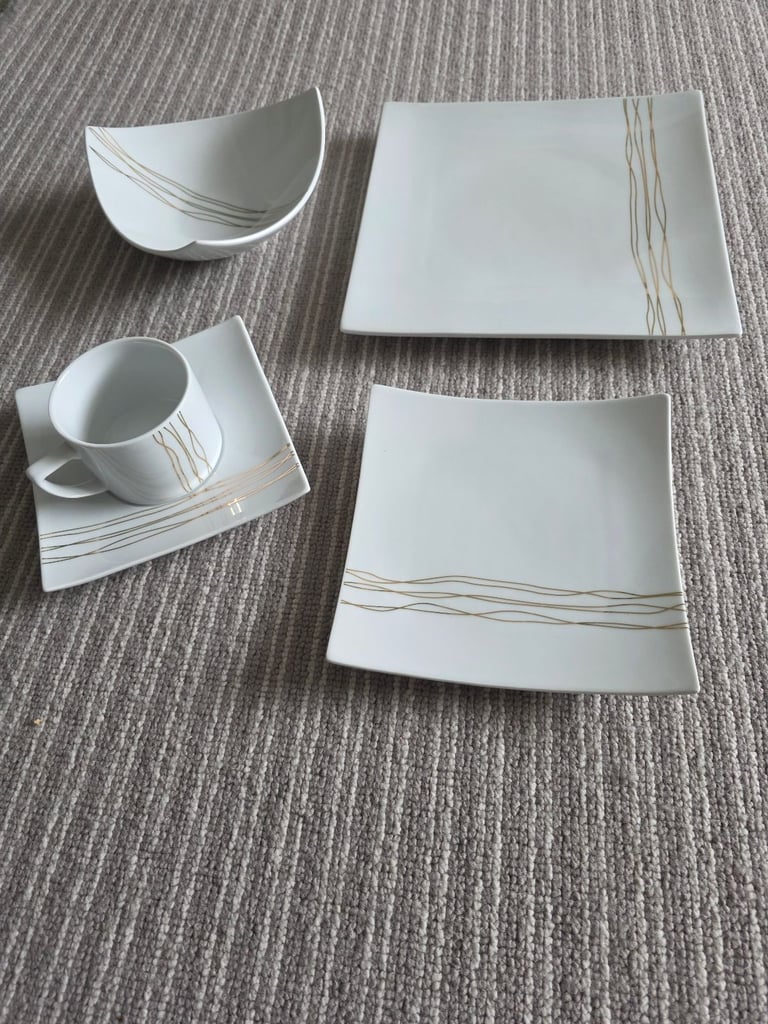 image for 20 piece white porcelain dinnerset with gold highlights 
