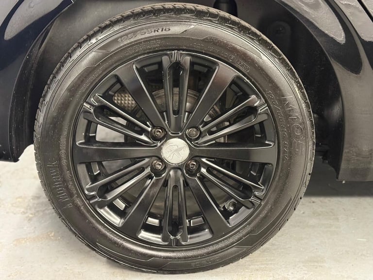 2017 Peugeot 208 1.2 Puretech Allure PETROL/MANUAL/5-DR