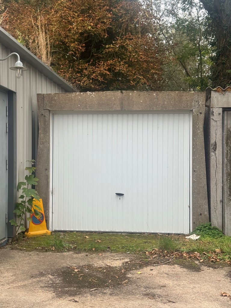 Dry and secure lock up garage in Shepperton available, end of October.