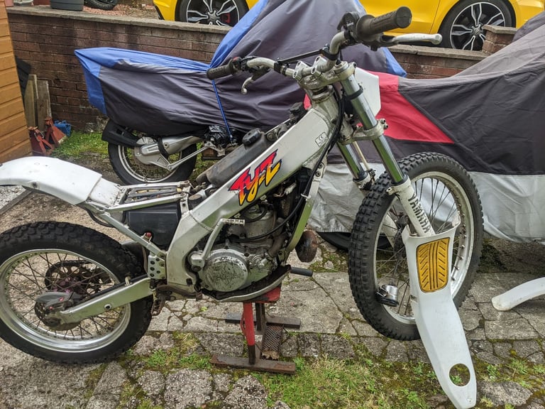 Breaking Yamaha tyz250 trials bike