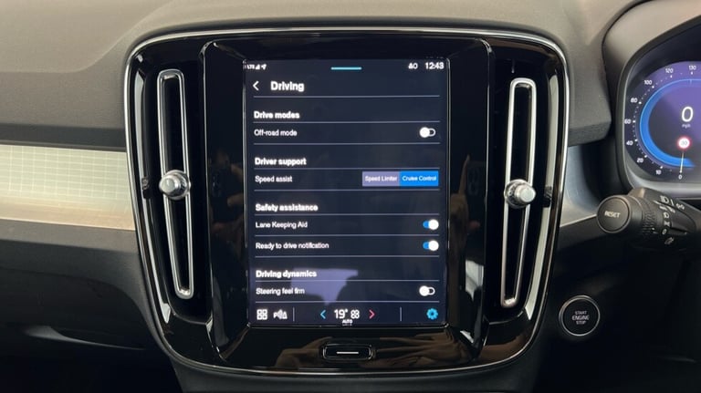 2022 Volvo XC40 Core, B3 mild hybrid, Petrol (Apple CarPlay, Power Tailgate, Google Nav) Estate P...