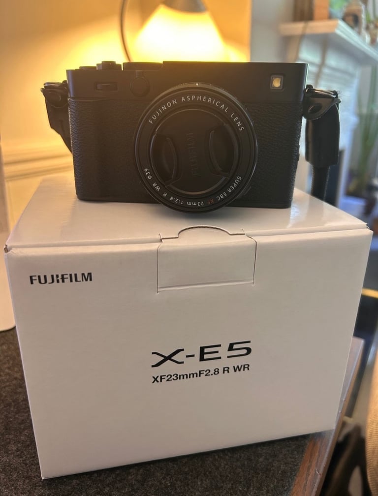 Fujifilm X-E5 incl lens and spare batteries