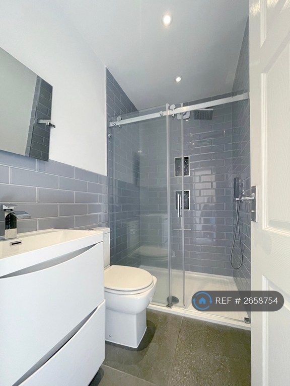 3 bedroom flat in Crystal Palace, London, SE19 (3 bed) (#2658754)