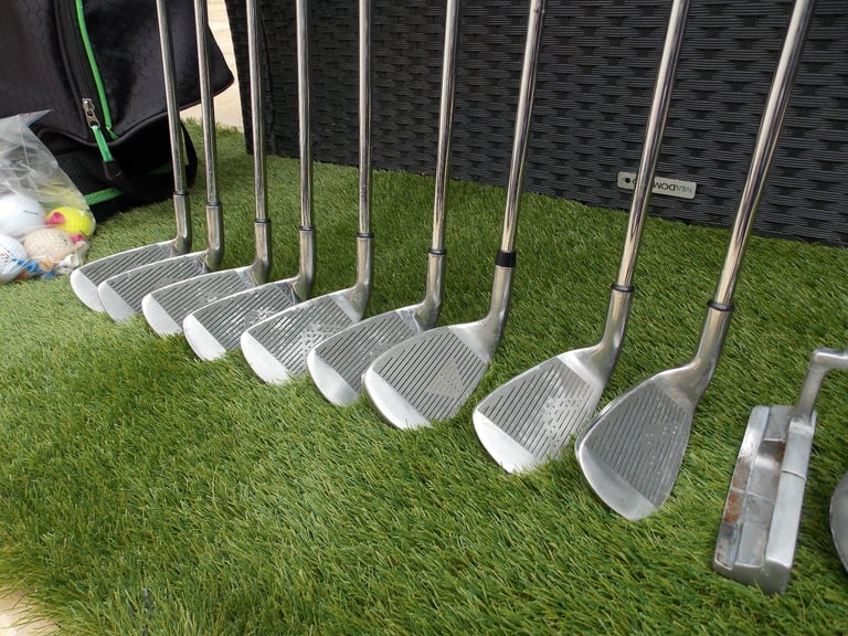 Mens Right Handed Howson Tour Master Golf Club Set + Bag, Balls and Tees