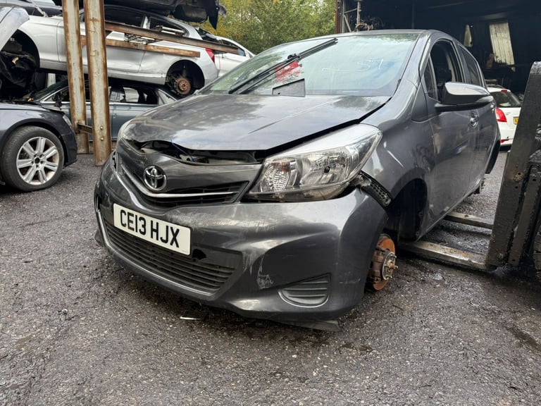 TOYOTA YARIS 2013 1.3 PETROL BREAKING FOR PARTS