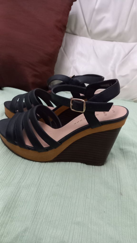 image for WedgHigh sandles