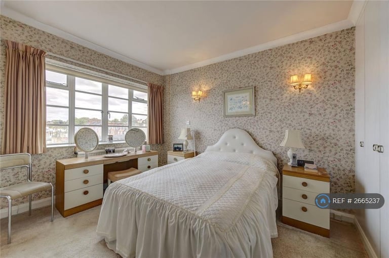 3 bedroom flat in Winchester Court, London, W8 (3 bed) (#2665237)