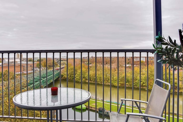 Modern 1-Bed Top Floor Flat w/ Balcony – 2 Mins to Tube – Available Mid-Nov (E3)