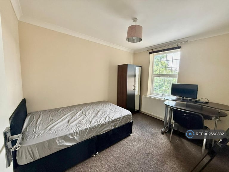 8 bedroom house in Blenheim Road, Reading, RG1 (8 bed) (#2660332)