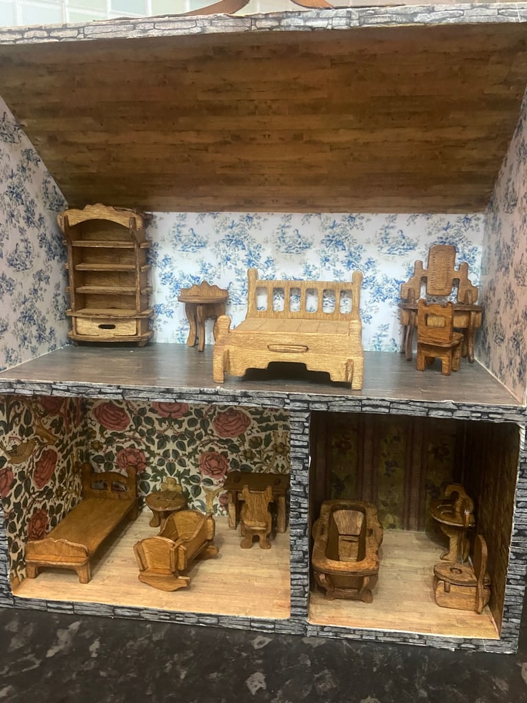 Wooden carry-on dollhouse with furniture