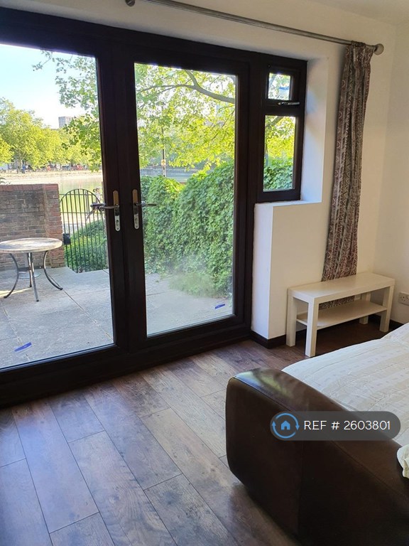3 bedroom house in Smith Close, London, SE16 (3 bed) (#2603801)