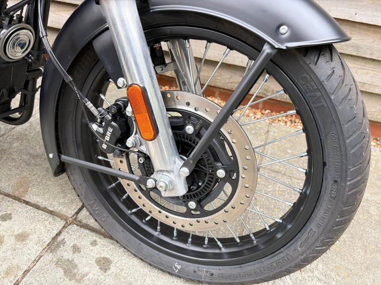 2023 / 23 Royal Enfield CLASSIC 350 £3250 Black 201 miles.