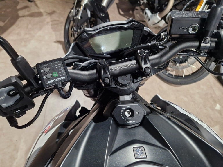 SUZUKI GSXS 750 IN WHITE