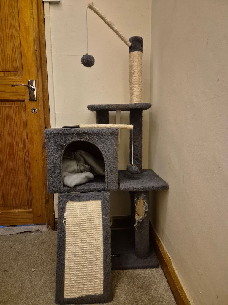 image for Cosy Cat Tree with Scratching Posts and Hideaway Bed – Perfect for Play and Nap Time!