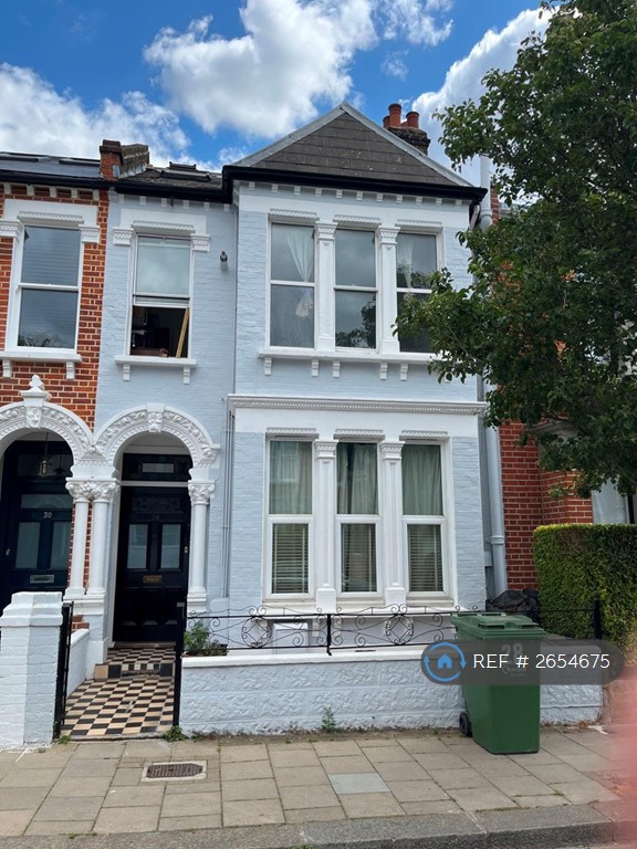 2 bedroom flat in Edgeley Road, London, SW4 (2 bed) (#2654675)