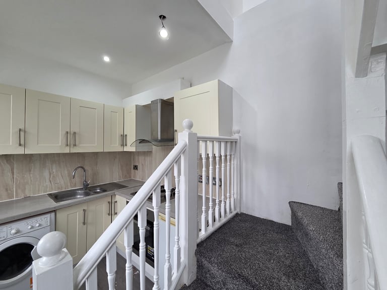 Modern 2-Bedroom Split-Level Flat – Streatham Hill