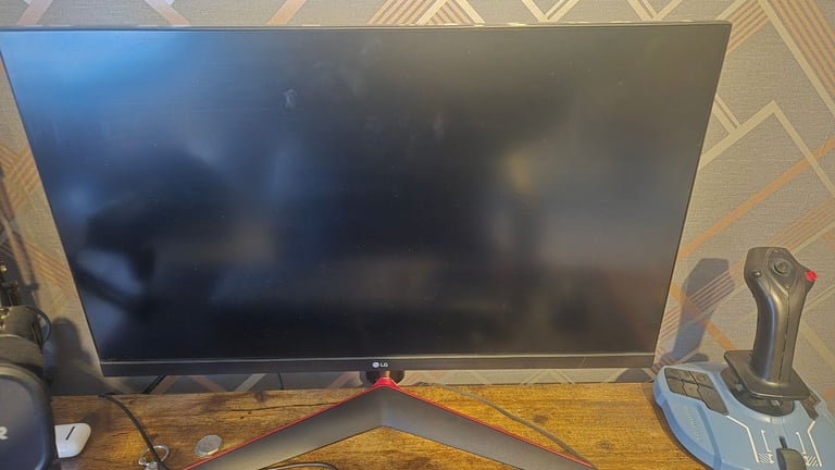 LG UltraGear 27GL650F Gaming Monitor 27" IPS 144Hz 1ms Free-Sync with Stand