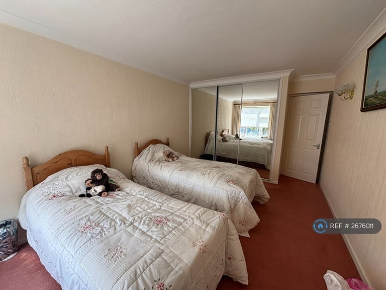 2 bedroom flat in Queens Road, Frinton-On-Sea, CO13 (2 bed) (#2676011)