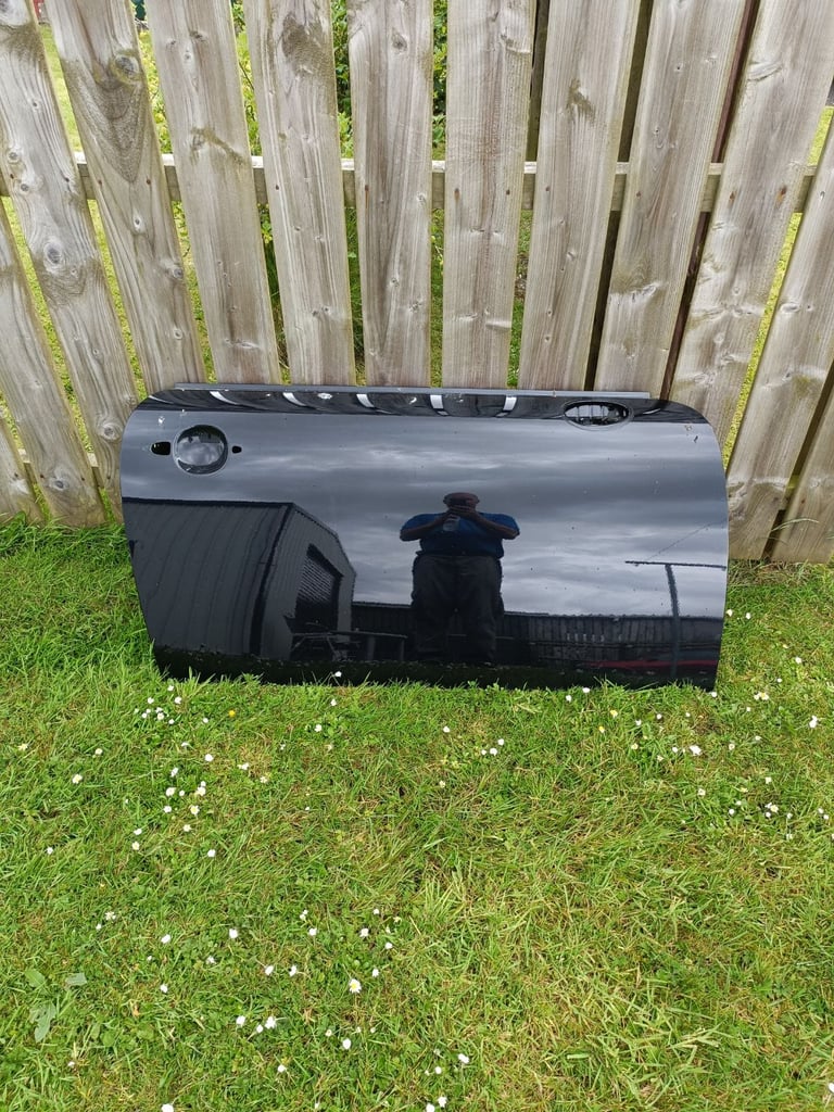 Breaking a Mini R56 1.6 petrol midnight black