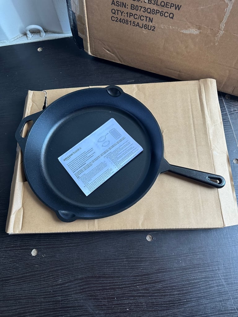 Amazon Basics Pre-Seasoned Cast Iron Skillet 38.1cm Heavy Duty Cooking Pan