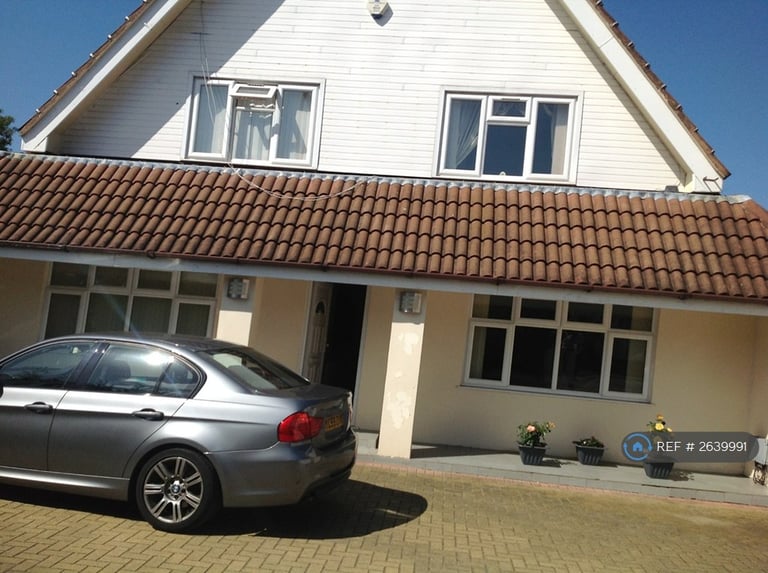 image for 5 bedroom house in Thorpe Lea Road, Egham, TW20 (5 bed) (#2639991)