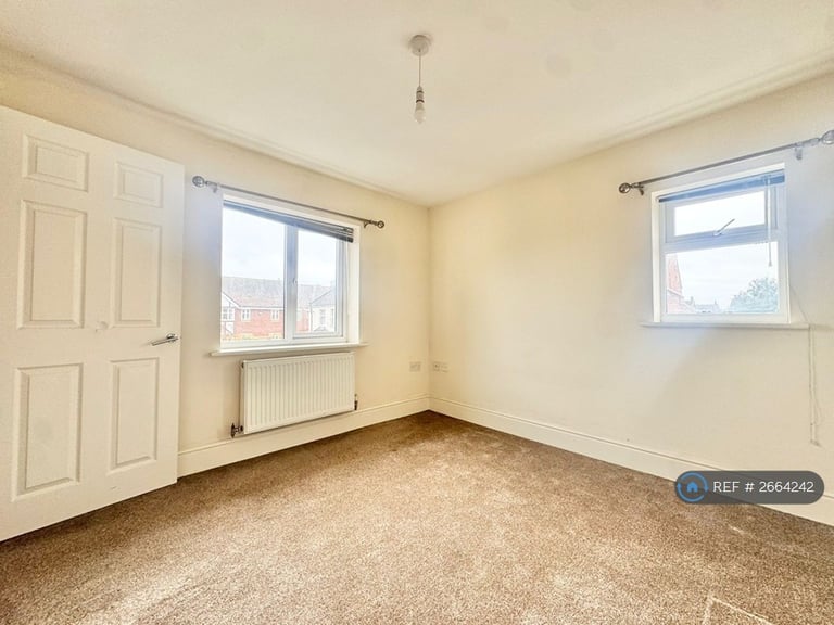 2 bedroom flat in Berrow Road, Burnham On Sea, TA8 (2 bed) (#2664242)