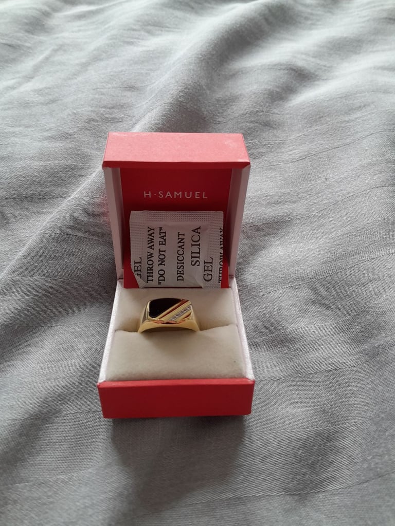 9ct Yellow Gold Diamond & Onyx Signet Ring