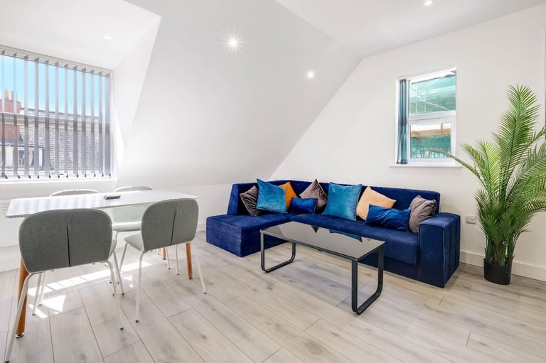Spacious 2-Bed Flat for Rent – GU15 3RB