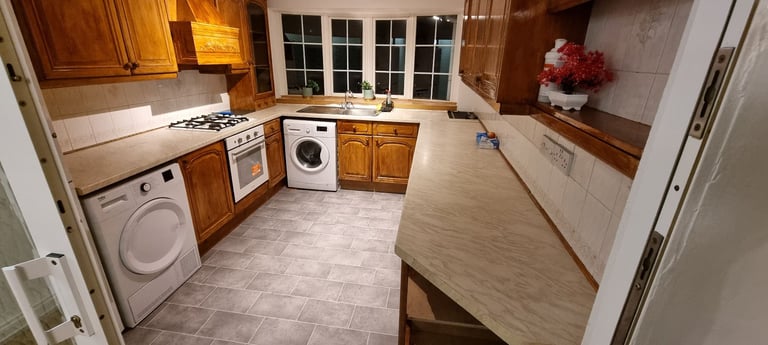 3 Bedrooms House, Very well presented, Great Location