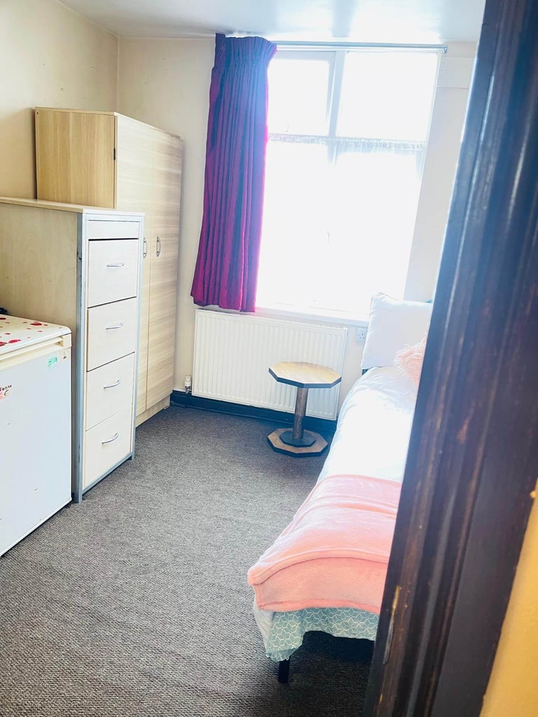 Spacious & Cosy Ensuite Room for Rent in - UB7 7DQ