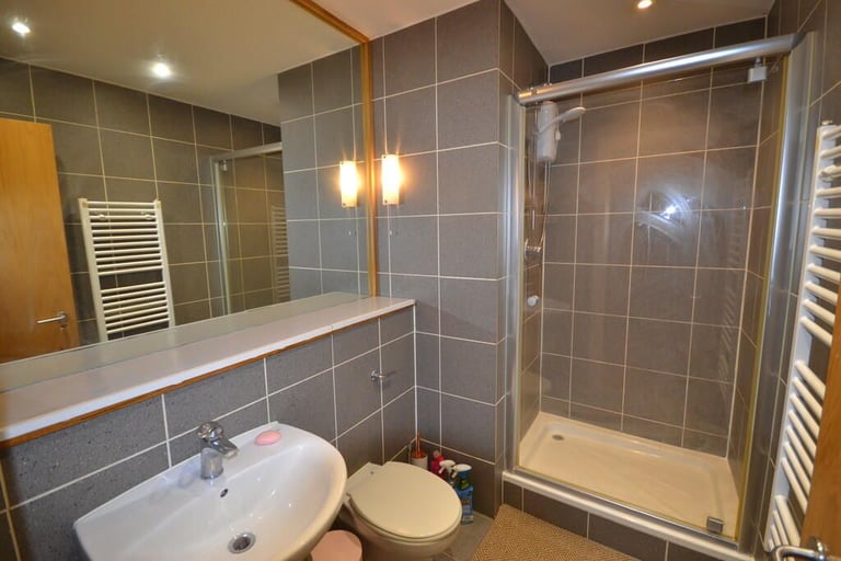 2 bed flat - secure car space under ground -cctv , door access control -concierge city location