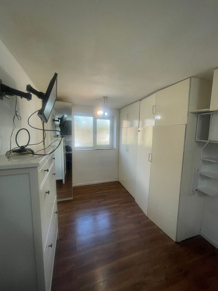 **Cosy studio flat, 10 min walk from the city centre £750 per month all bills included.***