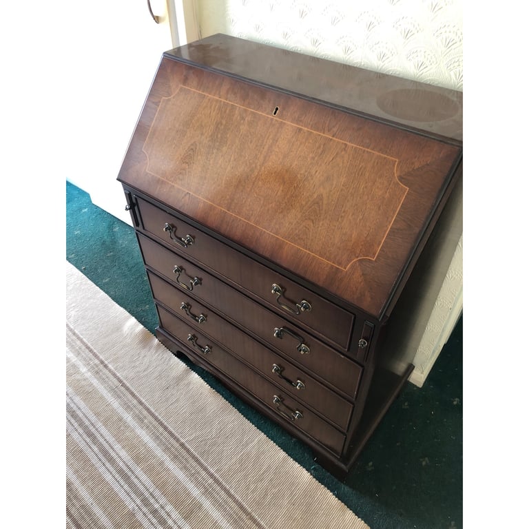 Bureau in nice condition with 4 drawers and lockable