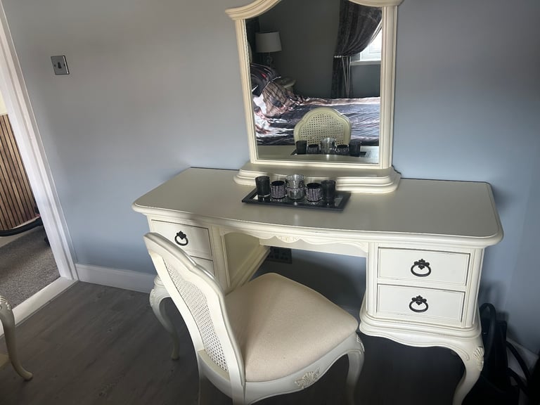 Shabby sheek bedroom set including king size bed draws dressing table & more 
