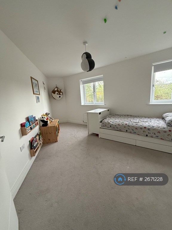 2 bedroom flat in Ireland Road, Crowthorne, RG45 (2 bed) (#2671228)