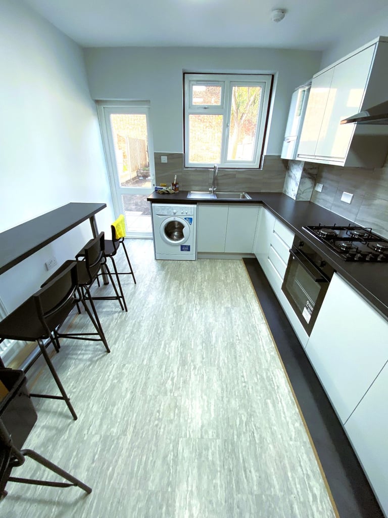 4 BED HOUSE NEWBURY PARK £2500 PCM 2 BATHROOMS