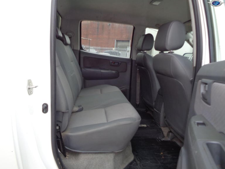 TOYOTA HILUX 2.5 D-4D HL2 White Manual Diesel 2012