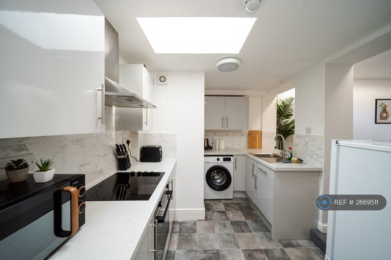 Studio flat in Kingston House, Southsea, PO5 (#2669511)
