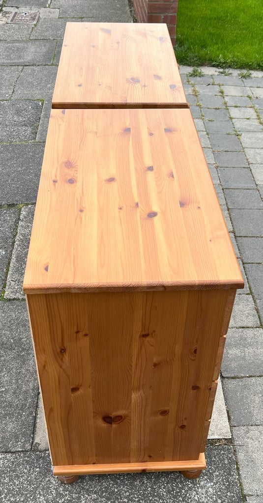 A MATCHING PAIR OF QUALITY SOLID PINE  CHESTS  OF DRAWERS