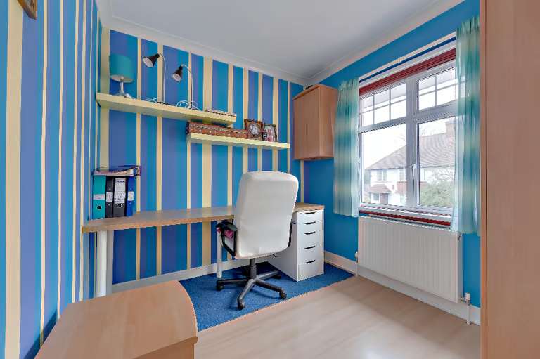 Spacious modern 4 bedroom house, located off shirehall Lane, NW4
