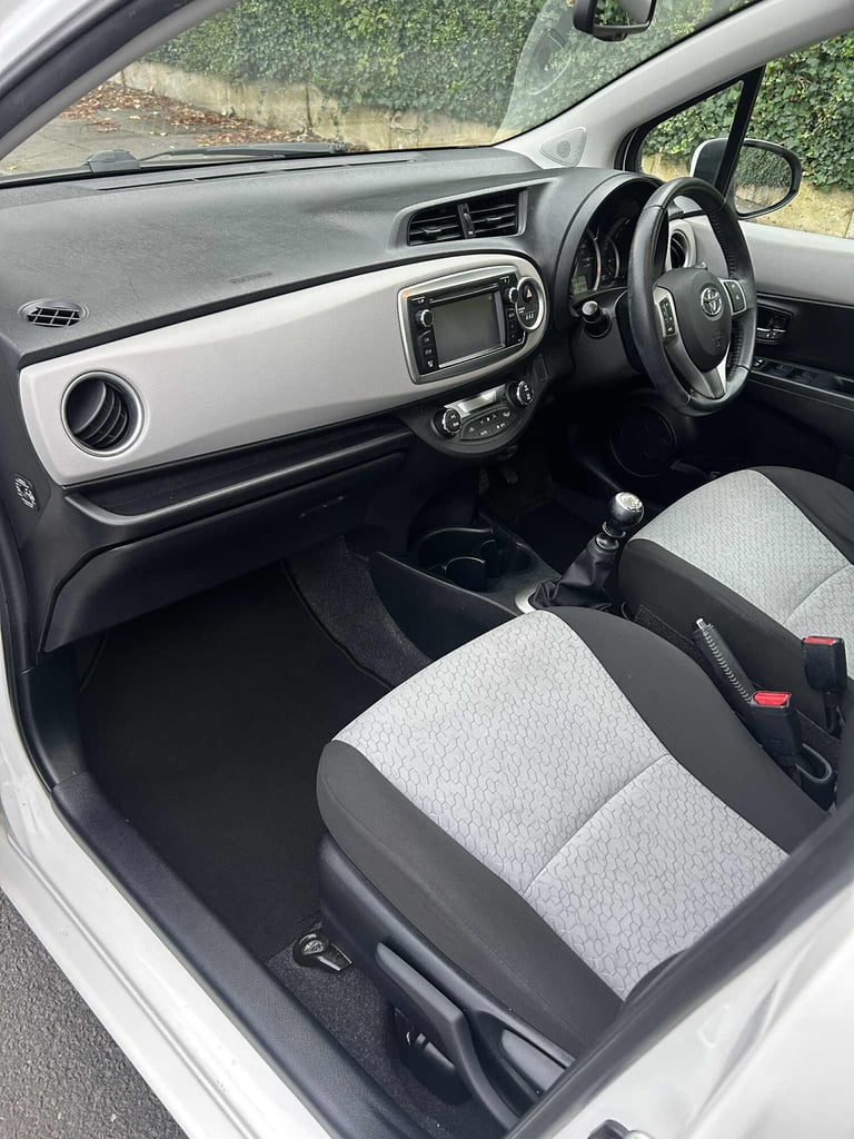 2011 Toyota Yaris 1.33 VVT-i T Spirit 5dr-10 service stamps HATCHBACK Petrol Manual