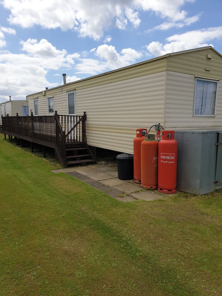 FOR HIRE/RENT/TO LET 8 BERTH 3 BEDROOMED CARAVAN AT CHAPEL ST LEONARDS SKEGNESS (NOT INGOLDMELLS)