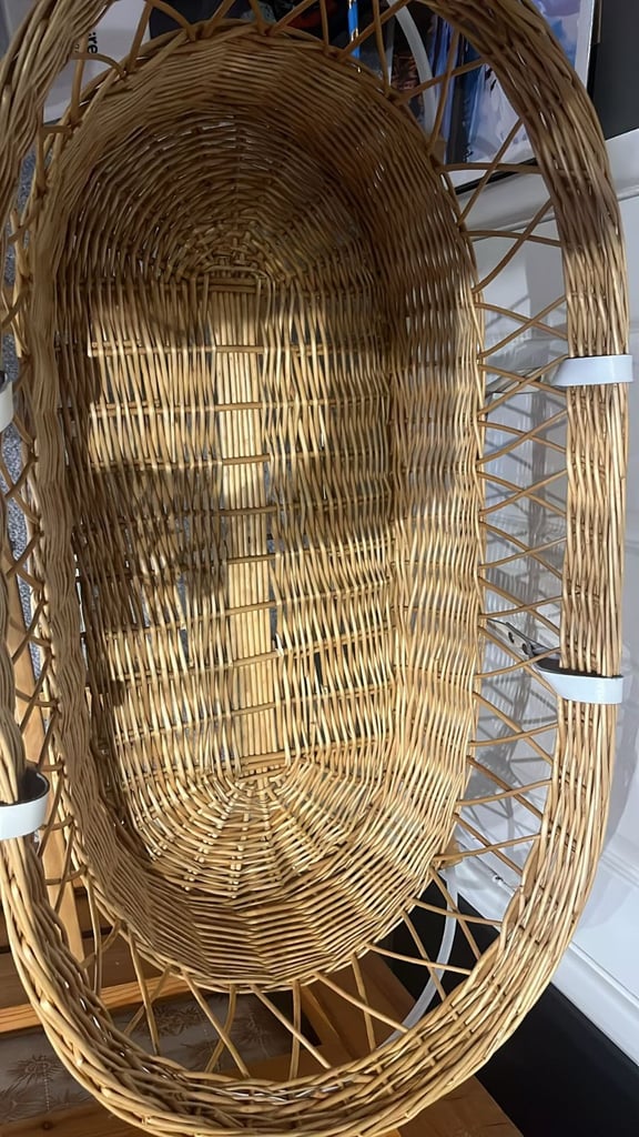 Wicker baby basket with stand