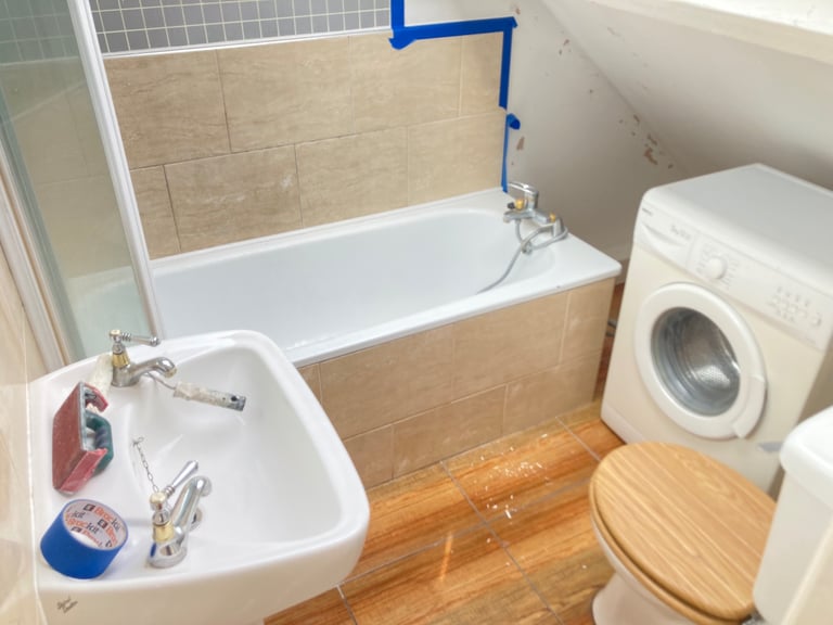 Includes Bills Top Studio Flat BathShower OpenDBedRoomKitchenDineSit VeryNearTubeBusShopsPark